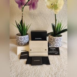 💥Authentic💥 CHANEL Caviar skin bifold Wallet Coco Mark  Beige